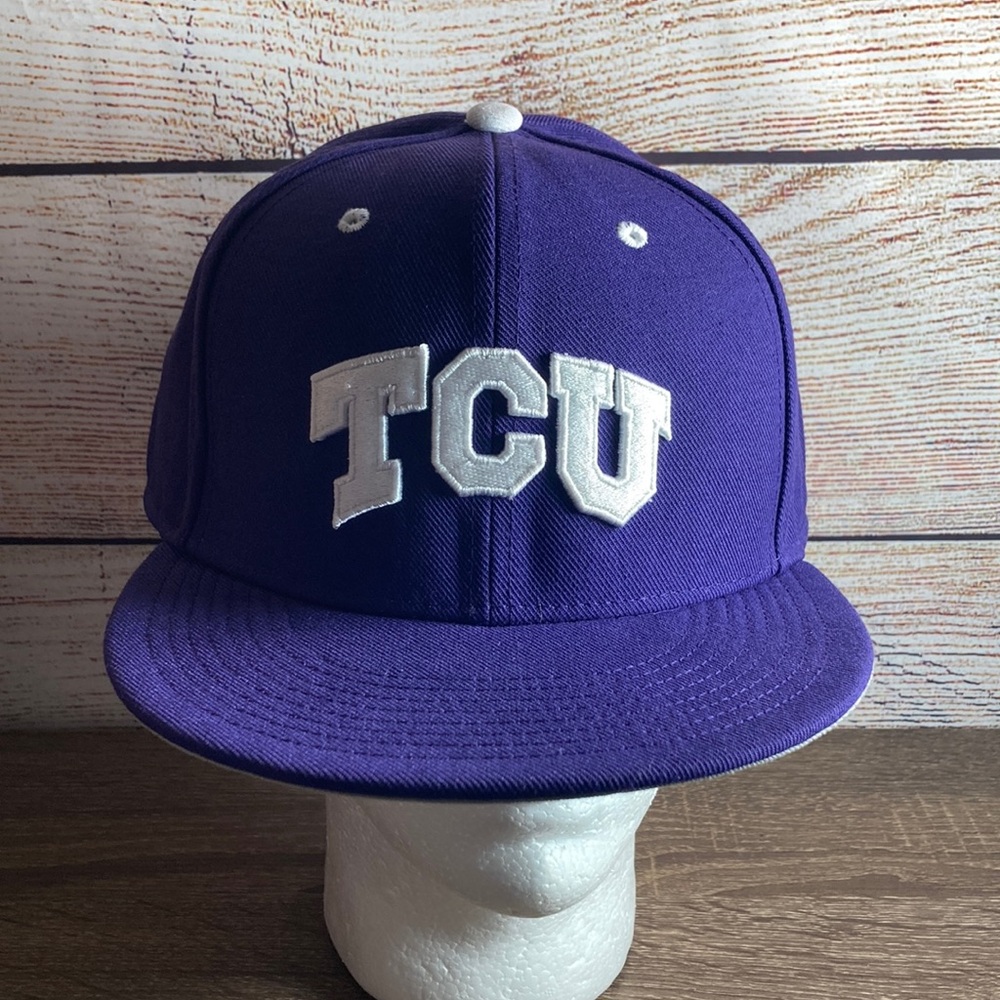 EUC Mens Nike True Fitted 7 3/4 Purple & White Embroidered Hat